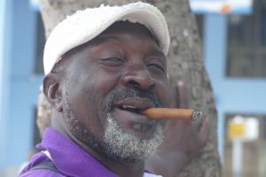 Vielfach publiziert, werden zumindest auf Havanas Straßen  viel weniger Zigarre geraucht, als man sich erwartet, wenn dann meistens von alten Männern und Billigware ohne Banderole. Ab und zu finden sich Zigarrenstummel am Boden. 
