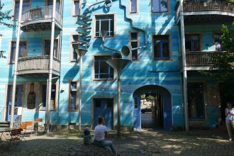 Das barocke Dresden ist schon längst in Touristenhand, nicht so stark die Neustadt. Auf der rechten Elbeseite vom Albertplatz die Alaunstraße entlang Richtung Norden präsentiert sich die Dresdner Neustadt von einer sehr authentischen Seite. Mit einer Reihe von kleinen Geschäften und Manufakturen, jeder Menge Bars und abgefahrener Musikclubs, originellen Graffities und künstlerischen Hinterhöfen ist das Viertel tagsüber relativ ruhig, abends der quirlige Treffpunkt unterschiedlichster Gruppierungen.