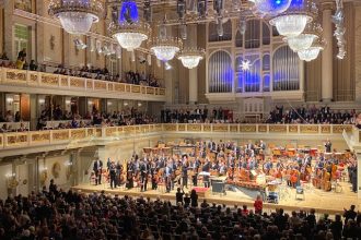 Tosender Applaus und begeisterte Zurufe zeigten, dass auch ungewöhnliche, sehr innovative Konzerte beim Publikum bestens ankommen. Christoph Eschenbach, Chefdirigent des Berliner Konzerthauses, überraschte zum Jahreswechsel mit einem großartigen Konzertprogramm zwischen Klassik und Moderne, das er charmant moderierte. Gemeinsamer Nenner waren außerordentliche Rasanz, vortreffliche Präzision und neue Klangwelten, durch die kammermusikalische Bewegungsdynamik des Konzerthausorchesters noch intensiviert. Schon der Beginn überraschte
