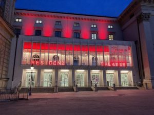 Bayern – „Alarmstufenrot“ leuchten jetzt einige Theater