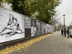 Berlin – „Helmut Newton One Hundred“ – Outdoor-Jubiläumsausstellung  zum 100. Geburtstag