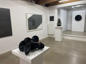 Ausstellung "beyondBlack" in der Galerie LAProjects präsentiert von www.schabel-kultur-blog.de