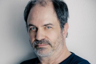 Theaterkritik "Du siehst aus wie eine Hundehütte" präsentiert von www.schabel-kultur-blog.de