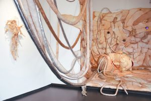 Ausstellung von Simone Fezer "tipping point" im Glasmuseum Frauenau präsentiert von www.schabel-kultur-blog.de