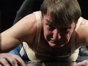 Landshut – „In einem Jahr mit 13 Monden“ – Schauspiel nach dem Film von Rainer Werner Fassbinder als beeindruckender Live-Stream des Landestheaters Niederbayern