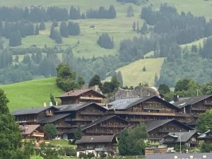 Schweiz – Gstaad – Luxus hinter dunklen Bauernhäusern