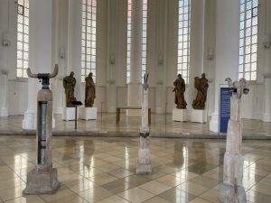 Landshut – „Totems und Fabelwesen – Reise ins Paradies“ – Skulpturen von Peter Mayer in der Heiliggeistkirche