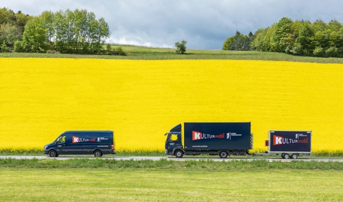 Kulturmobil  mit „Un-geheuer“ und „Extrawurst“ auf Tour in Niederbayern