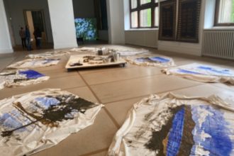 Ausstellung „Indigo Waves and Other Stories“ präsentiert von www.schabel-kultur-blog.de.