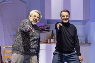 Theaterkritik "Sahneschnitte" mit Dieter Fischer im Landestheater Niederbayern präsentiert von www.schabel-kultur-blog.de