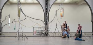 Ausstellung "Attune" von Alexandra Pirici im Hamburger Bahnhof präsentiert von www.schabel-kultur-blog.de