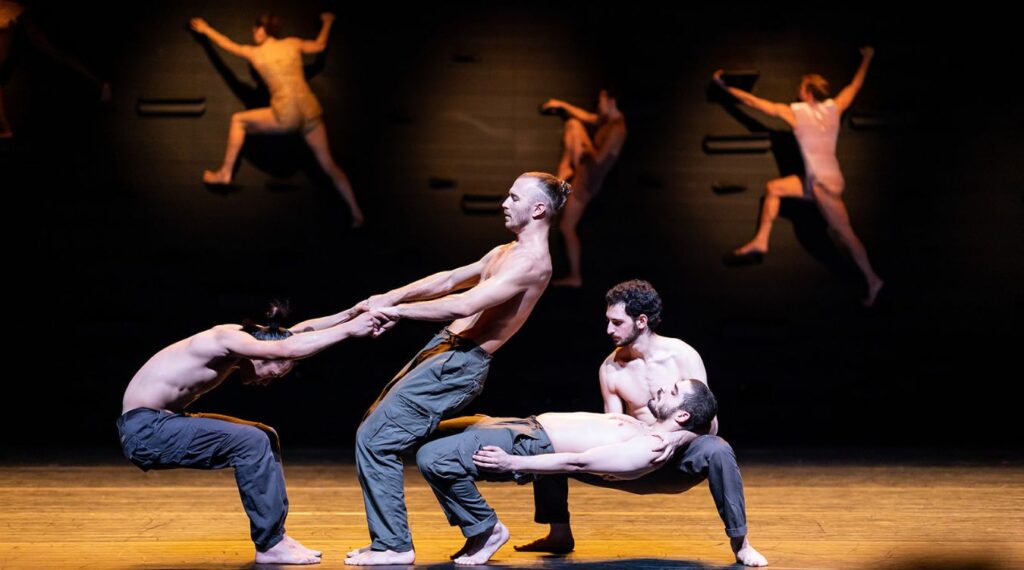 Tanzkritik Ohad Naharin "Momo" in den Berliner Festspielen präsentiert von www.schabel-kultur-blog.de