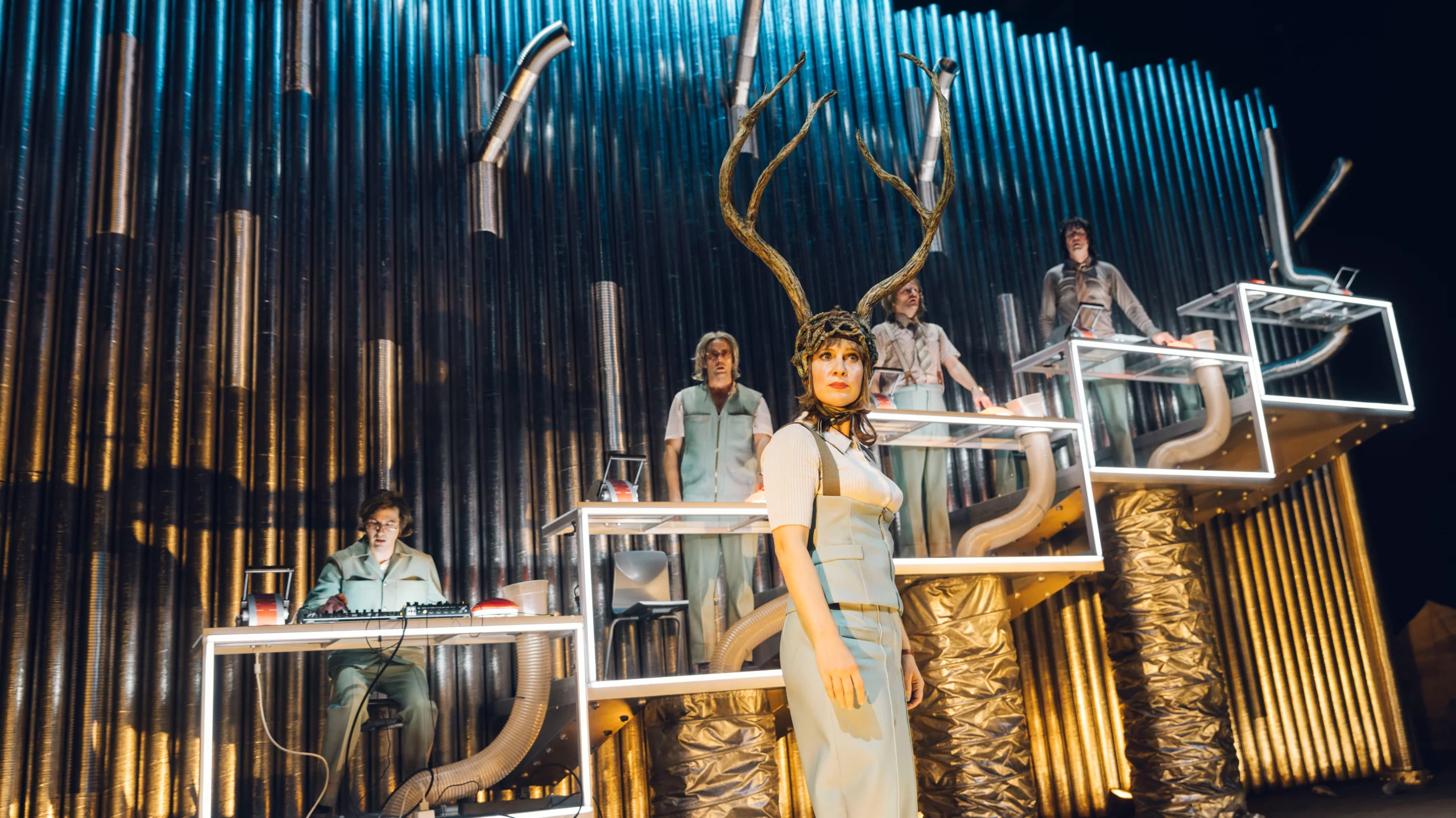 Berlin – Anita Vulesicas Inszenierung „Die Maschine oder: Über allen Gipfeln ist Ruh“ vom Schauspielhaus Hamburg zu Gast beim Berliner Theatertreffen