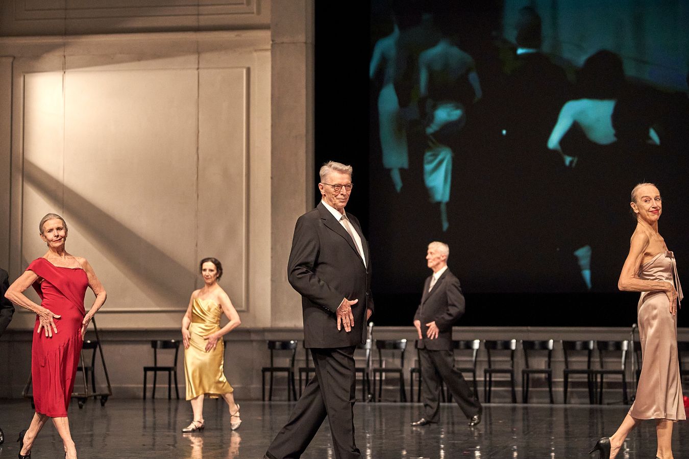 Berlin – „Kontakthof Echoes of 78“ – Pina Bauschs Kult-Choreografie als gelungene Hommage mir dokumentarischen Hintergrund neu inszeniert