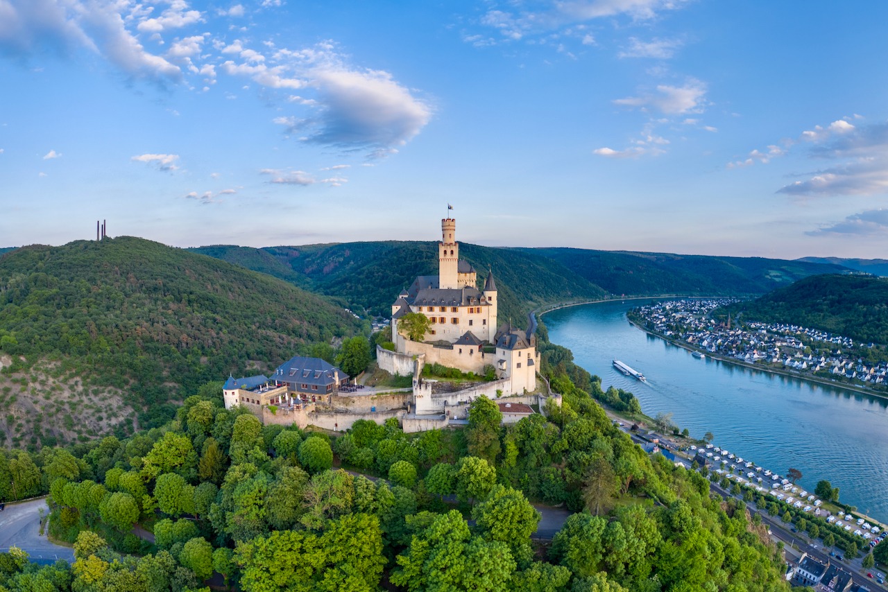 Mit dem Zug von einer Burg zur anderen – eine historische Bilderbuchfahrt