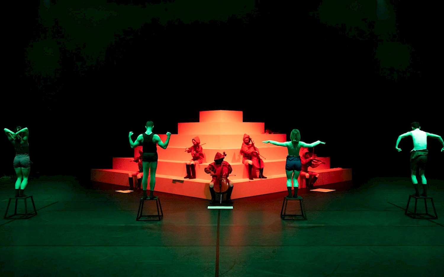 Berlin – „Tournament“ – Tanz im Wettkampf mit Musik – gelungene Choreografie von Adam Linder beim Festival „Tanz im August“ 