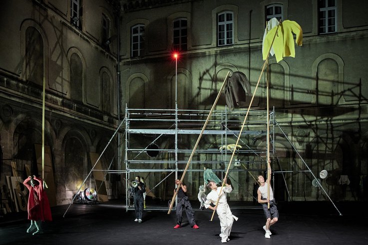 Berlin – Eröffnungs-Performance von Némo Flourets „Derniers Feux“ fokussiert auf die politische Ausrichtung des diesjährigen Festivals „Tanz im August“