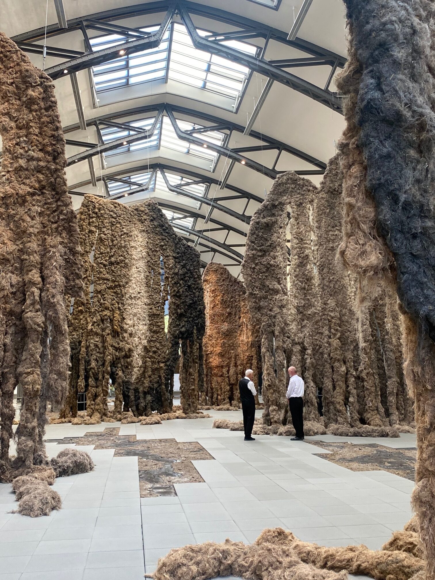 Berlin – Mit ihre Großrauminstallation „Embrace“ verwandelt Klára Hosnedlová den Hamburger Bahnhof in eine mythische Landschaft