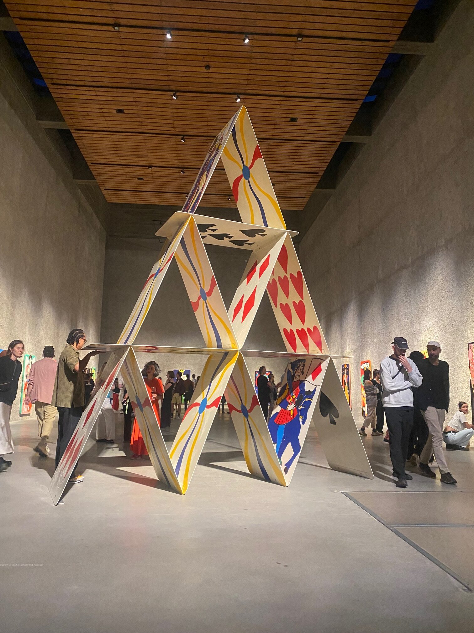 Berlin – „King for a Day, Fool for a Lifetime“ – Großrauminstallation von Johanna Dumet in der König Galerie 