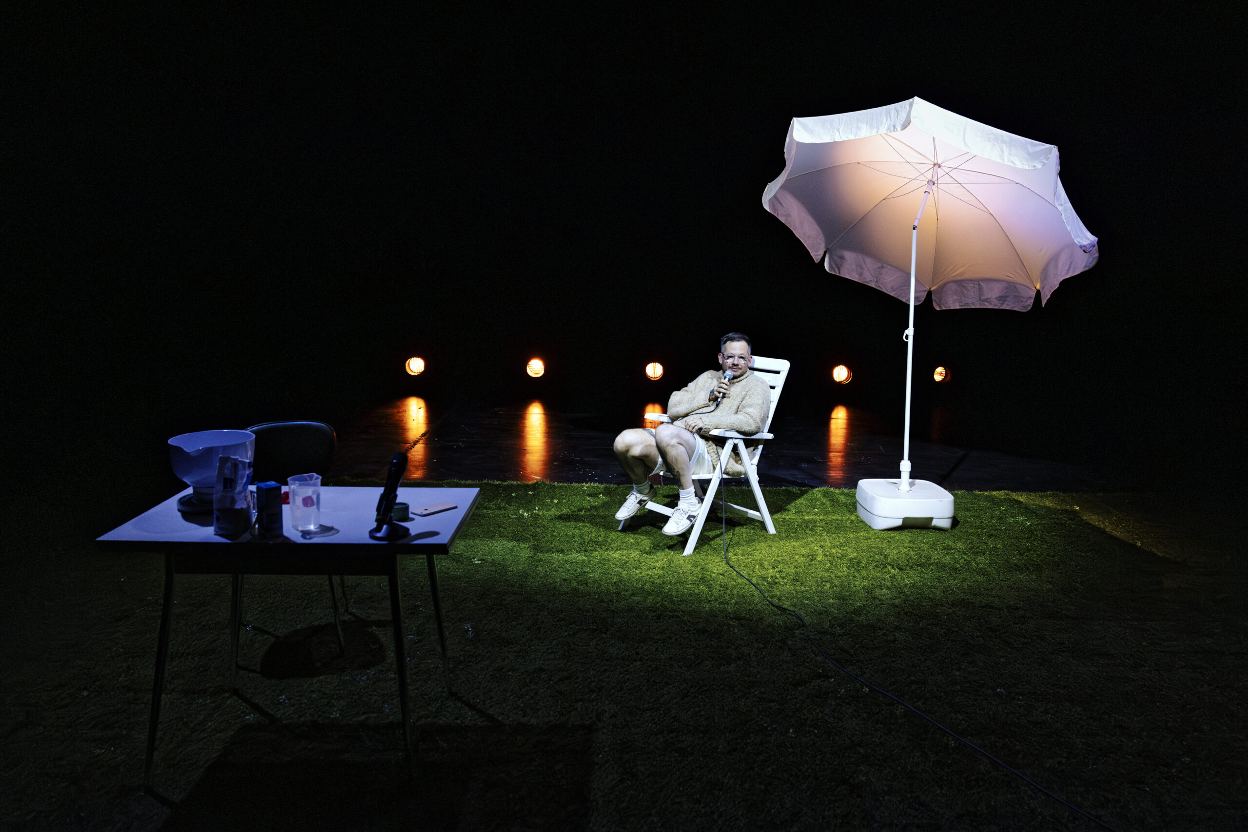 Berlin – Uraufführung von „Paradiesische Zustände“ von und mit Henri Maximilian Jakobs in der Schaubühne