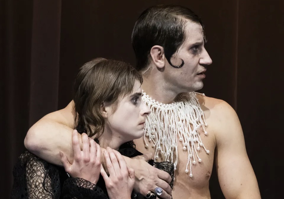 Berlin – Shakespeares „Was ihr wollt“ – ausgesprochen unterhaltsame Inszenierung im Berliner Ensemble zwischen schräger Schrillheit und zauberhaft poetischen Momenten 