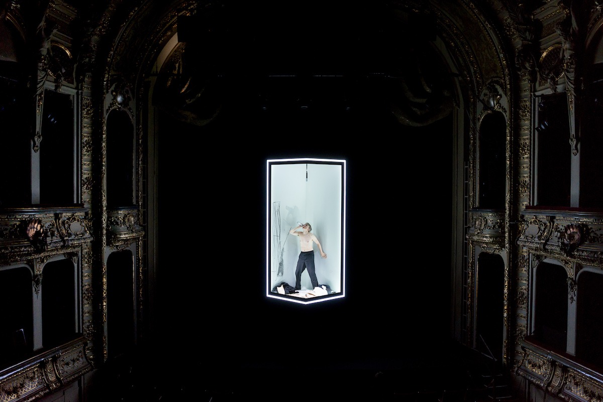 Berlin – „De Profundis“ – Oskar Wildes Brief aus dem Gefängnis wird mit Jens Harzer zum  großen Solo-Theater im Berliner Ensemble 