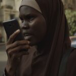 Filmkritik "Aisha Can't Fly Away" präsentiert von www.schabel-kultur-blog.de