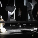 Theaterkritik von Johans Simons' Inszenierung "Antigone" im Berliner Ensemble präsentiert von www.schabel-kultur-blog.de