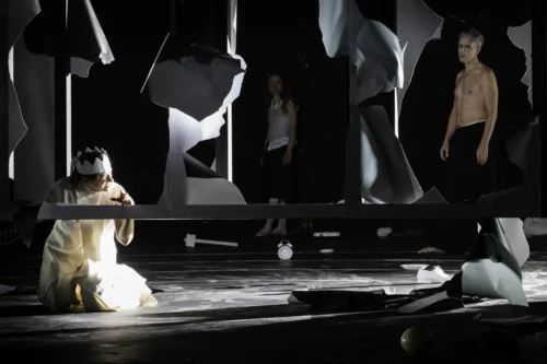 Berlin – Johan Simons weitet „Antigone“ am Berliner Ensemble zur Familientragödie 