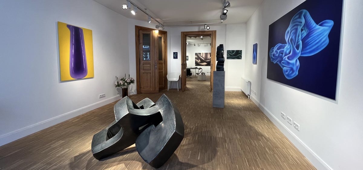 „Die Leere umarmen, umarmte Leere“ – Bilder von Thomas Kitzinger und Skulpturen von Jörg Bach in der Berliner Galerie Schmalfuss