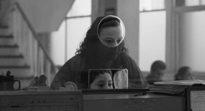 Berlin – „Moscas“ – Filmkritik zum Berlinale-Wettbewerb 2026 von Fernando Eimbckes Sozialdrama in Schwarz-Weiß 