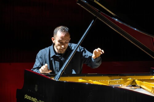 Regensburg – Pianist Igor Levit – der Meister der Pause – begeistert  im Audimax – Rezension