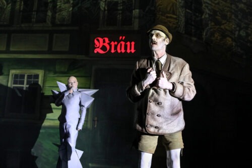 Uraufführung – Albert Obermaier „Munich Machine“ im Residenztheater unter der Regie von Ersan Mondtag – ein überbordendes Spektakel 