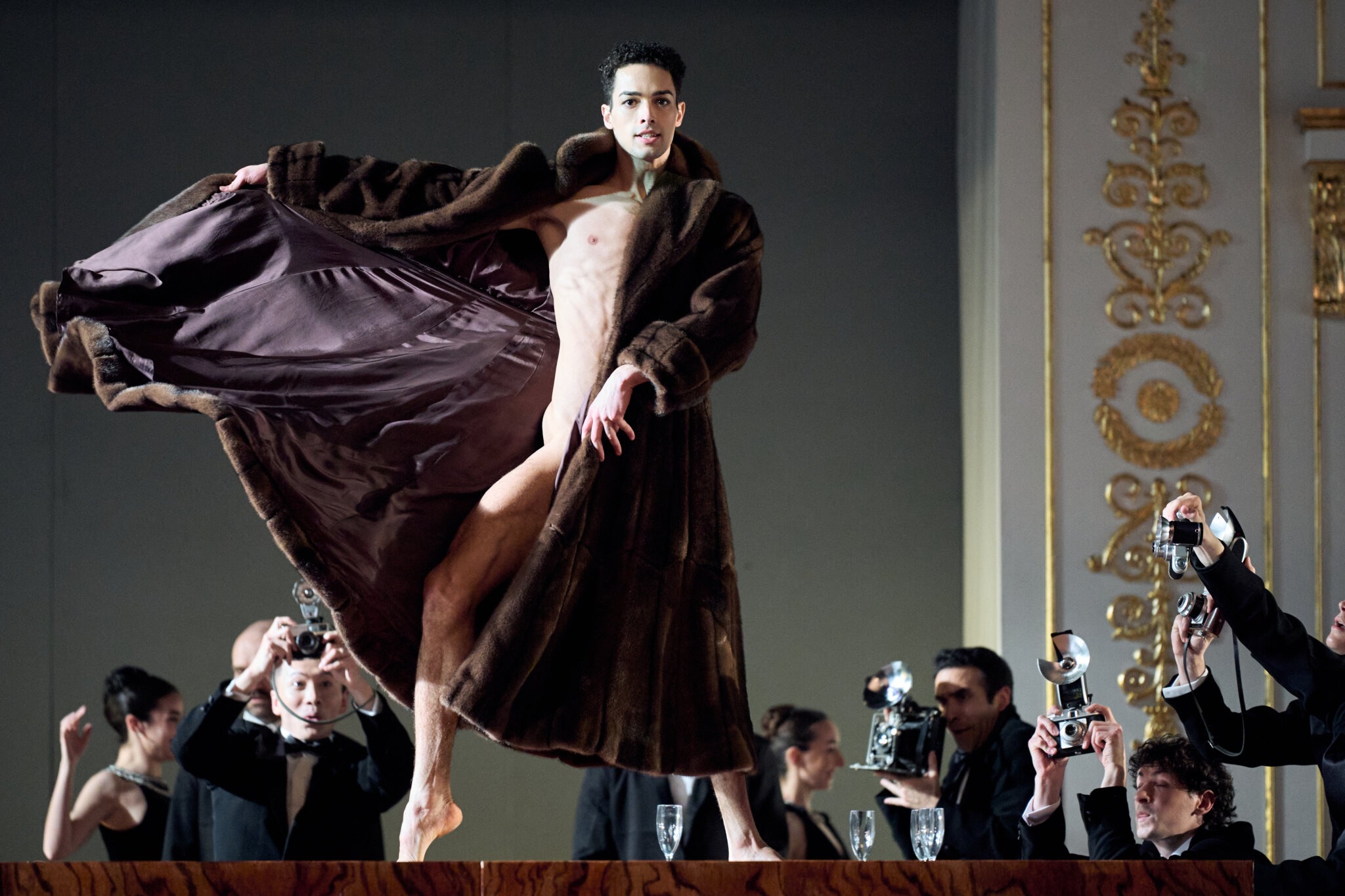 „Nurejew“ – Staatsballett Berlin begeistert bei Deutscher Erstaufführung – Ballettkritik zur bildstarken Premiere am 21. März