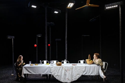 Theaterkritik: Gorki ins Heute katapultiert – Laura Linnenbaums Inszenierung „Kinder der Sonne“ am Berliner Ensemble – Premiere 21.02.2026 