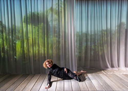 Theaterkritik: Louisa Stroux brilliert als Coco Chanel  im Kleinen Theater Landshut – Premiere am 13.03.2026 