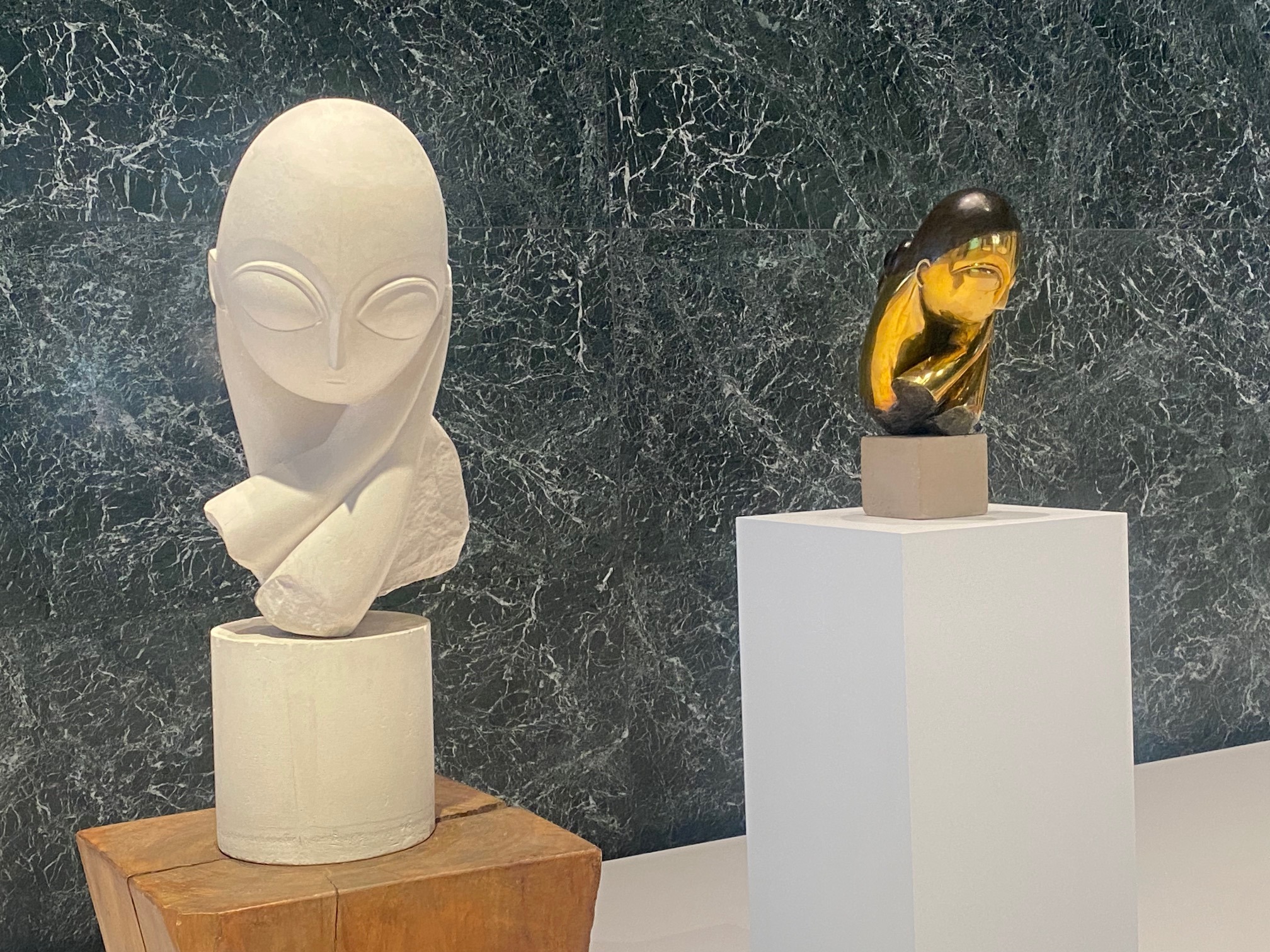 „Brancusi“ Ausstellung Berlin 2026 – Kritik: Warum der Besuch der ersten großen Werkschau in der Neuen Nationalgalerie lohnt 