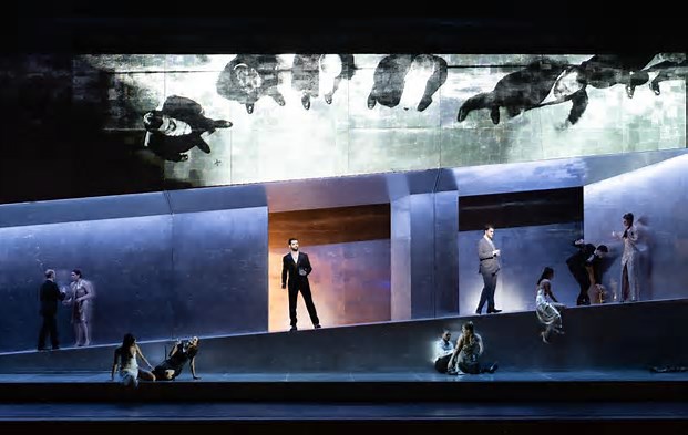 Verdis „Rigoletto“ – Staatsoper München: Barbara Wysockas enthüllt die Oper als Macht und Missbrauchskandal – Premiere 11.03.2026 – Opernkritik