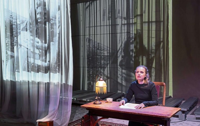 „Das Tagebuch der Anne Frank“  in Landshut – Theaterkritik: inszenierte Lesung im kleinen Theater Kammerspiele Landshut