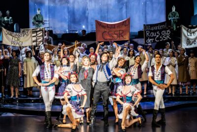 „Mokka-Hits und Milchbar-Träume“ – Standing Ovations für die DDR-Musikrevue an der Komischen Oper Berlin im Schillertheater