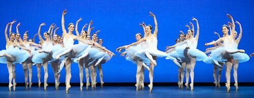 Kritik zu Christian Spucks „Fearful Symmetries“ und George Balanchines „Symphony in C“ beim Staatsballett Berlin. Eine Analyse zwischen klassischer Symmetrie und moderner Dekonstruktion.