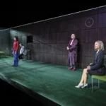 Deutsche Erstaufführung von Yasmina Rezas Roman Glücklich die Glücklichen von Oliver Reese im Berliner Ensemble Theaterkritik von www.schabel-kultur-blog.de