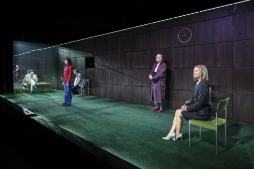 „Glücklich die Glücklichen“ am Berliner Ensemble – Theaterkritik zur Premiere