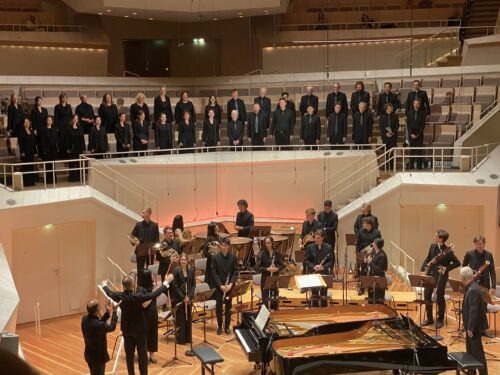 Musikfest Berlin 2026: Henze und Brahms – Konzertkritik mit dem RIAS Kammerchor