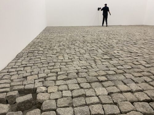Michael Sailstorfer in der Galerie Judin: „Pull the Rug“ – Ausstellungsbericht