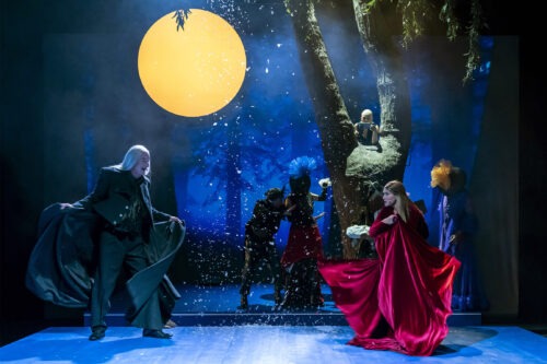 Shakespeares „Sommernachtstraum“ in Landshut – Theaterkritik zur Premiere am Landestheater Niederbayern