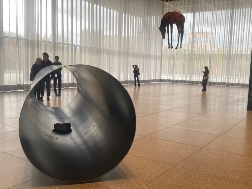 „Maurizio Cattelan: NIGHT in Berlin – Ausstellung in der Neuen Nationalgalerie“