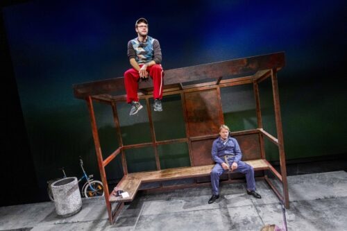 „Warten auf’n Bus“ – Theaterkritik zur Premiere im Berliner Ensemble